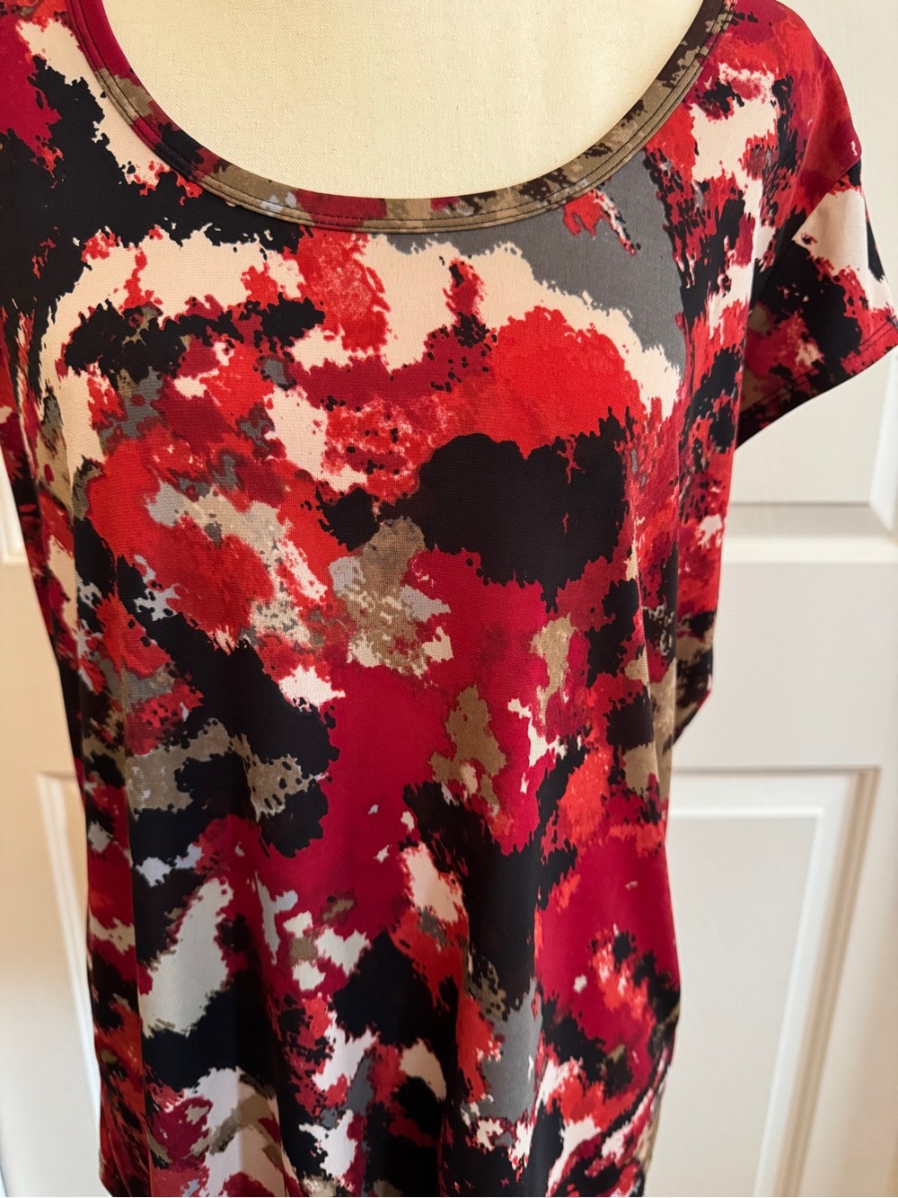 Kasper Abstract Floral Print Scoop Neck Top Size Large Red Black - Picture 2 of 11